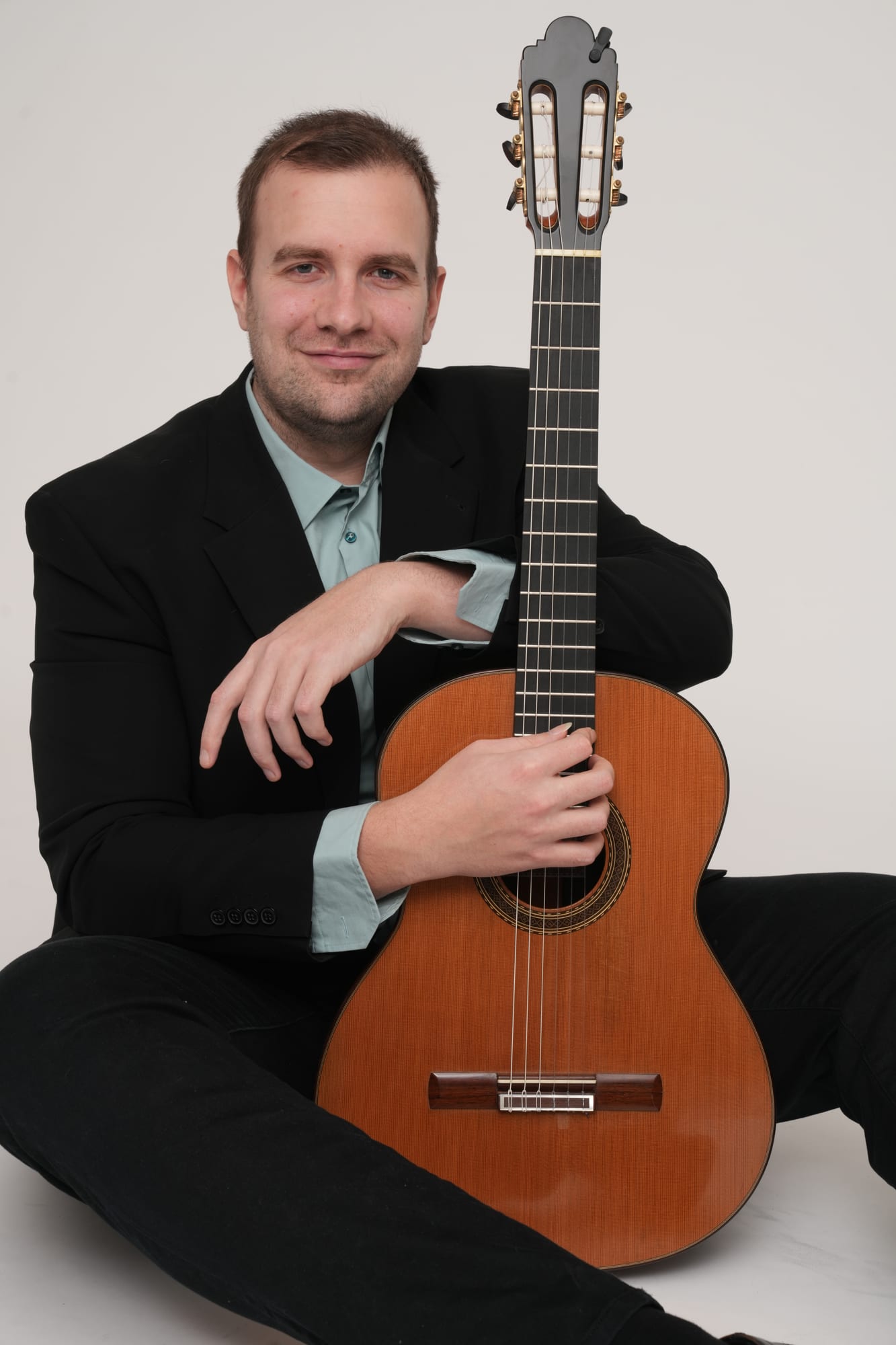 Belmin Okanović performing